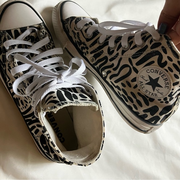 Converse Black and White High-Top Sneakers with Urban Art Design - Picture 3 of 9